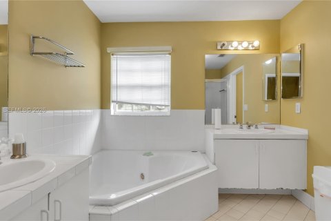 Villa ou maison à vendre à Miami, Floride: 4 chambres, 189.06 m2 № 2007578 - photo 17