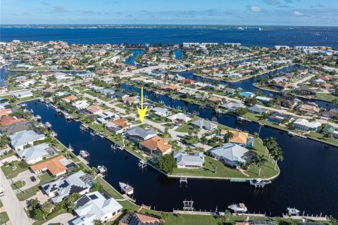 House in Punta Gorda, Florida 3 bedrooms, 168.06 sq.m. № 2428632 - photo 4