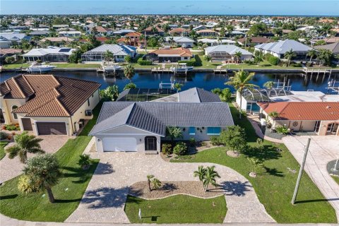 House in Punta Gorda, Florida 3 bedrooms, 168.06 sq.m. № 2428632 - photo 2
