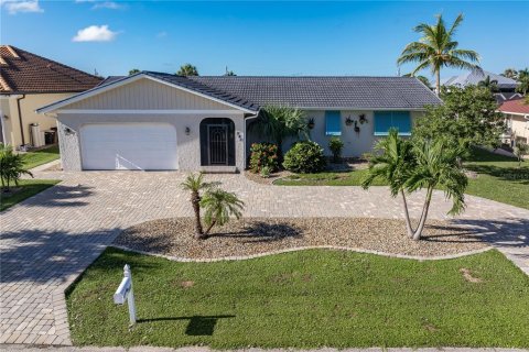 House in Punta Gorda, Florida 3 bedrooms, 168.06 sq.m. № 2428632
