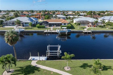 House in Punta Gorda, Florida 3 bedrooms, 168.06 sq.m. № 2428632 - photo 9