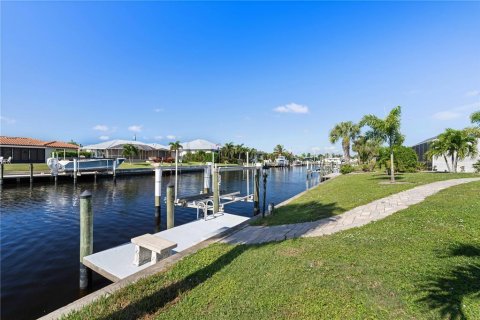 House in Punta Gorda, Florida 3 bedrooms, 168.06 sq.m. № 2428632 - photo 6