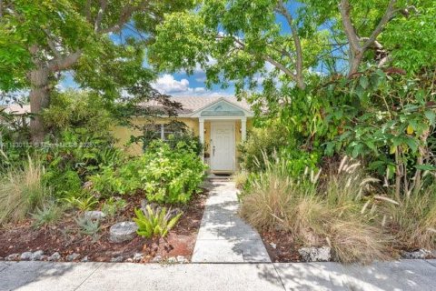 House in Lake Worth, Florida 4 bedrooms, 124.21 sq.m. № 1804479 - photo 1