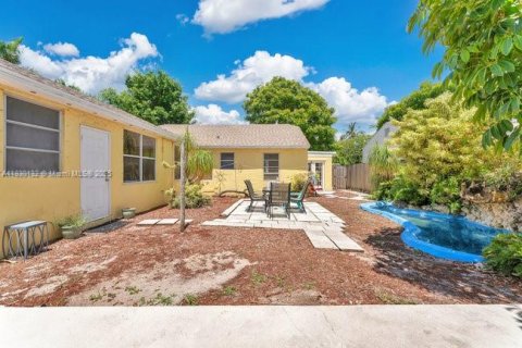 House in Lake Worth, Florida 4 bedrooms, 124.21 sq.m. № 1804479 - photo 25
