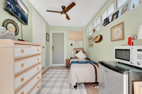 House in Lake Worth, Florida 4 bedrooms, 124.21 sq.m. № 1804479 - photo 15