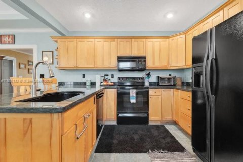 House in Lake Worth, Florida 4 bedrooms, 124.21 sq.m. № 1804479 - photo 8