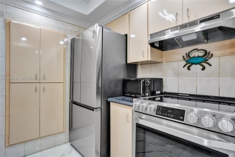 Condo in Pompano Beach, Florida, 1 bedroom  № 2011065 - photo 13