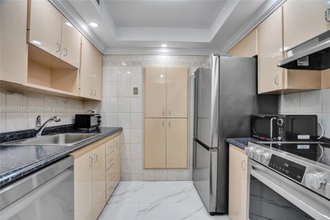 Condo in Pompano Beach, Florida, 1 bedroom  № 2011065 - photo 12