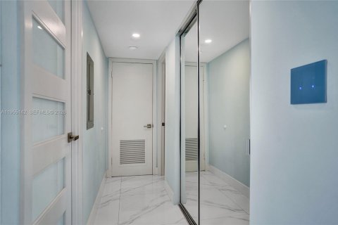 Condo in Pompano Beach, Florida, 1 bedroom  № 2011065 - photo 20