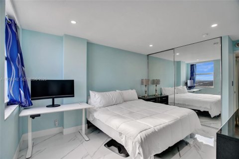 Condo in Pompano Beach, Florida, 1 bedroom  № 2011065 - photo 16