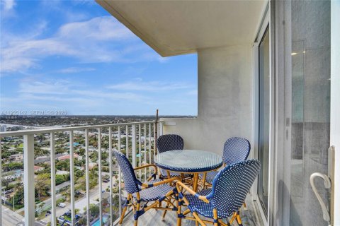 Condo in Pompano Beach, Florida, 1 bedroom  № 2011065 - photo 6