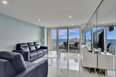 Condo in Pompano Beach, Florida, 1 bedroom  № 2011065 - photo 2