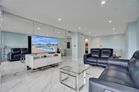 Condo in Pompano Beach, Florida, 1 bedroom  № 2011065 - photo 9