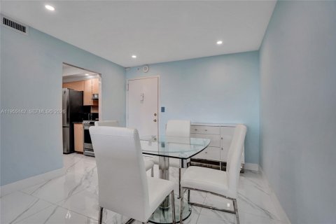 Condo in Pompano Beach, Florida, 1 bedroom  № 2011065 - photo 11