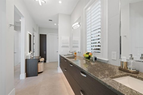 House in Longboat Key, Florida 5 bedrooms, 555.74 sq.m. № 2228419 - photo 11