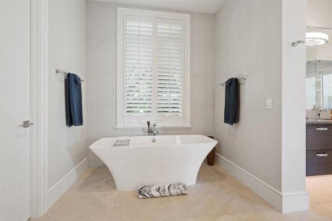 House in Longboat Key, Florida 5 bedrooms, 555.74 sq.m. № 2228419 - photo 12