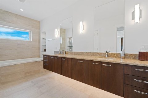House in Longboat Key, Florida 5 bedrooms, 555.74 sq.m. № 2228419 - photo 19