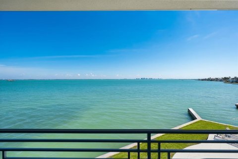 House in Longboat Key, Florida 5 bedrooms, 555.74 sq.m. № 2228419 - photo 17