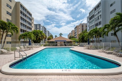 Copropriété à vendre à Hallandale Beach, Floride: 2 chambres, 101.45 m2 № 2170661 - photo 22