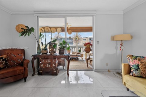 Copropriété à vendre à Hallandale Beach, Floride: 2 chambres, 101.45 m2 № 2170661 - photo 4