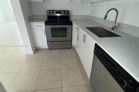 Condominio en venta en North Miami, Florida, 2 dormitorios, 106.47 m2 № 1980030 - foto 1