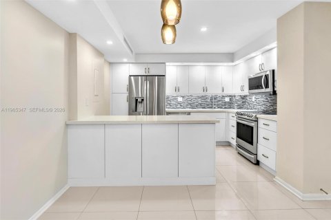 Copropriété à vendre à Miami, Floride: 2 chambres, 117.8 m2 № 2027007 - photo 25