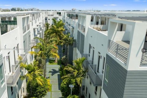 Touwnhouse à vendre à Doral, Floride: 4 chambres, 216.93 m2 № 1978486 - photo 1