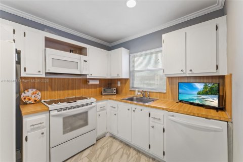 Condo in Sunrise, Florida, 1 bedroom  № 1745885 - photo 12