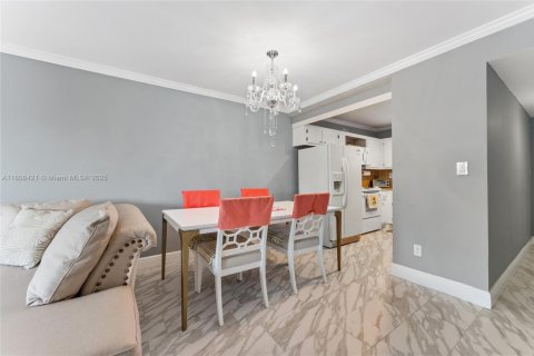 Condo in Sunrise, Florida, 1 bedroom  № 1745885 - photo 11