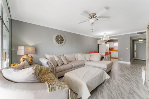 Condo in Sunrise, Florida, 1 bedroom  № 1745885 - photo 10