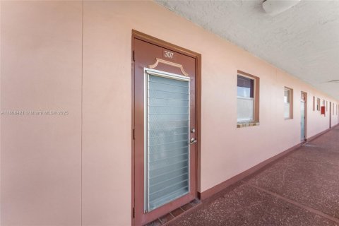 Condo in Sunrise, Florida, 1 bedroom  № 1745885 - photo 3