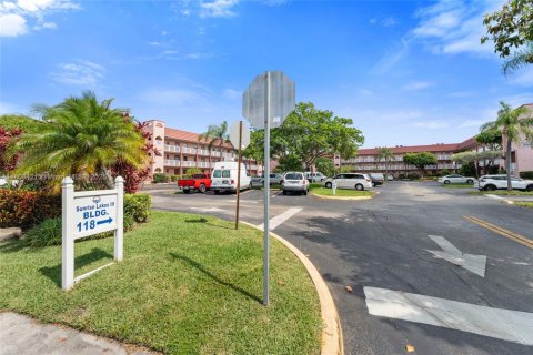 Condo in Sunrise, Florida, 1 bedroom  № 1745885 - photo 1