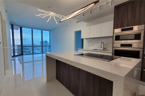 Condo in Miami, Florida, 2 bedrooms  № 1695295 - photo 1