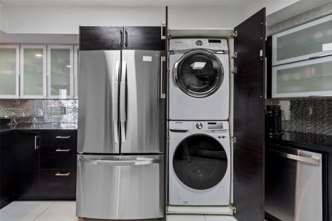 Condo in Miami Beach, Florida, 2 bedrooms  № 2172121 - photo 12