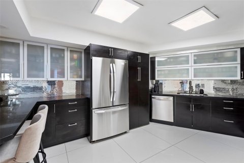 Condo in Miami Beach, Florida, 2 bedrooms  № 2172121 - photo 9