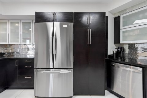 Condo in Miami Beach, Florida, 2 bedrooms  № 2172121 - photo 11