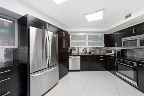 Condo in Miami Beach, Florida, 2 bedrooms  № 2172121 - photo 8