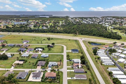 House in Punta Gorda, Florida 4 bedrooms, 153.75 sq.m. № 2294598 - photo 2