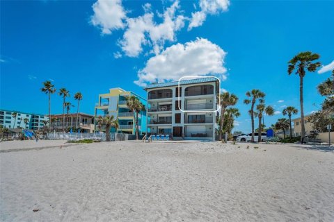 Condominio en venta en Indian Rocks Beach, Florida, 3 dormitorios, 215.53 m2 № 1899434 - foto 1