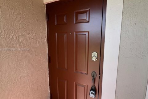 Condominio en alquiler en Cutler Bay, Florida, 2 dormitorios, 75.9 m2 № 1944083 - foto 11