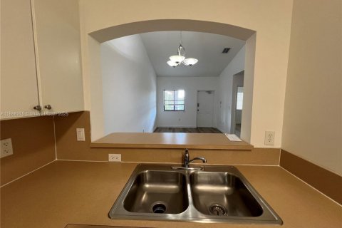 Condominio en alquiler en Cutler Bay, Florida, 2 dormitorios, 75.9 m2 № 1944083 - foto 3