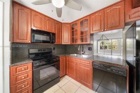 Снять в аренду квартиру в Майами, Флорида 1 спальня, 83.43м2, № 1985922 - фото 2