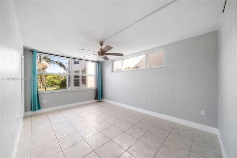 Снять в аренду квартиру в Майами, Флорида 1 спальня, 83.43м2, № 1985922 - фото 7