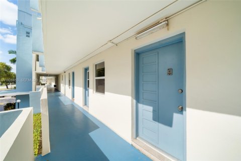 Снять в аренду квартиру в Майами, Флорида 1 спальня, 83.43м2, № 1985922 - фото 16