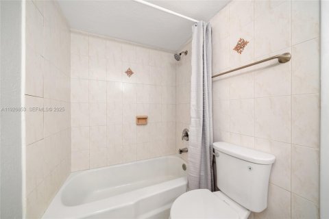 Снять в аренду квартиру в Майами, Флорида 1 спальня, 83.43м2, № 1985922 - фото 12