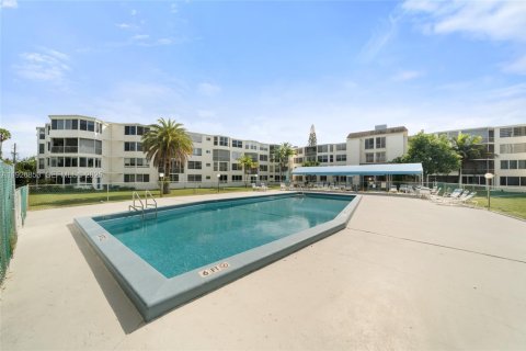 Снять в аренду квартиру в Майами, Флорида 1 спальня, 83.43м2, № 1985922 - фото 15