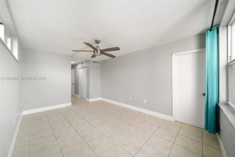Снять в аренду квартиру в Майами, Флорида 1 спальня, 83.43м2, № 1985922 - фото 8
