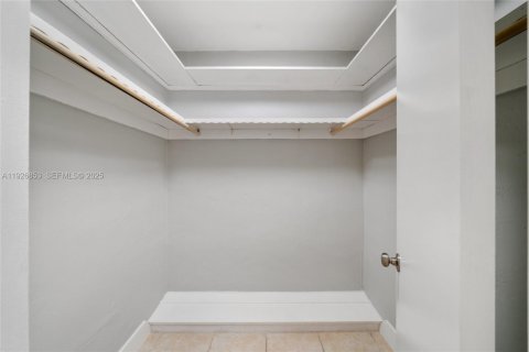 Снять в аренду квартиру в Майами, Флорида 1 спальня, 83.43м2, № 1985922 - фото 9