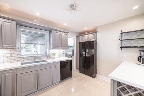 Villa ou maison à louer à Fort Lauderdale, Floride: 3 chambres, 169.36 m2 № 2042264 - photo 10