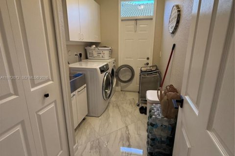 House in Miramar, Florida 7 bedrooms, 368.45 sq.m. № 2181153 - photo 12